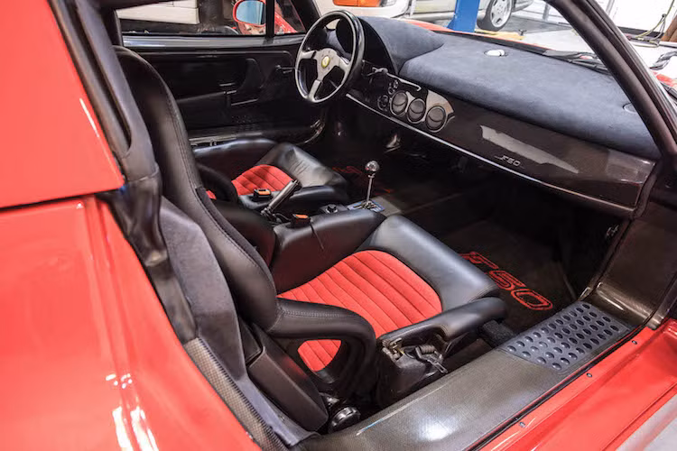 Bên trên bảng táp-lô bằng sợi carbon và phủ alcantara, chiếc xe hoàn toàn không có bất kỳ một hệ thống giải trí nào. Vô-lăng của F50 cũng hoàn toàn "trần trụi", vắng bóng những nút bấm phức tạp như các siêu xe hiện đại.