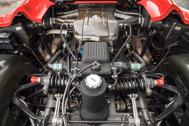 Nằm phía sau lưng người lái và hành khách là khối động cơ V12 4.7 lít nạp khí tự nhiên với tổng số van nạp/xả lên tới 60 chiếc, do mỗi xi-lanh có tới 5 van. Đây chính là khối động cơ của mẫu xe đua công thức 1 Ferrari 641 vào năm 1990, nhưng được cải tiến để dành riêng cho F40.
