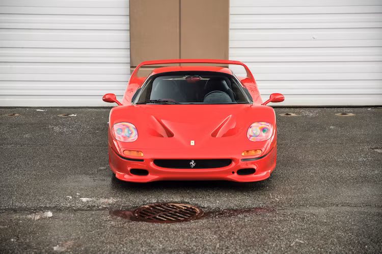 Chỉ có 50 chiếc F50 được các "đại gia" Mỹ đặt mua vào thập niên 90 của Thế kỷ 20. Khi còn ở đỉnh cao sự nghiệp, nhà vô địch môn đấm bốc Mike Tyson cũng đã từng "chi đậm" để trở thành một trong những người Mỹ có vinh dự được "đập thùng" và sở hữu một chiếc Ferrari F50 màu đỏ Rosso Corsa.