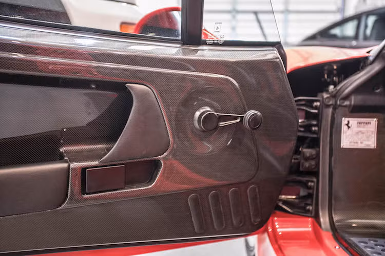 Để giảm trọng lượng một cách tối đa, các tấm ốp cửa cũng được làm từ sợi carbon. Ferrari thậm chí còn không trang bị cho F50 cửa kính điều khiển điện, thay vào đó là tay quay như những mẫu xe "rẻ tiền" vào lúc đó.