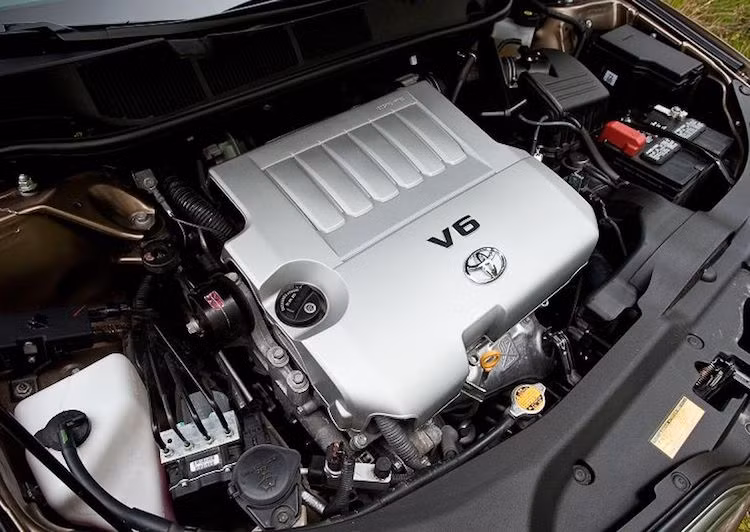 Nằm bên dưới nắp ca-pô của chiếc Venza này vẫn là khối động cơ V6 3.5l nạp khí tự nhiên nguyên bản, với công suất tối đa 268 mã lực kết hợp với hộp số tự động 6 cấp. Venza trước đây có 2 phiên bản dẫn động cầu trước hoặc 4 bánh, tuy nhiên không rõ chiếc Venza "fake" Bentley này được trang bị hệ dẫn động nào.