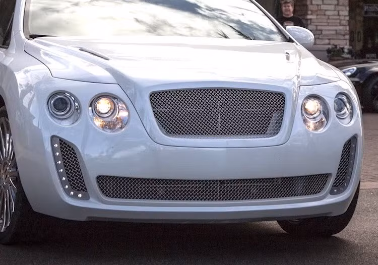 Nhìn lướt qua phần đầu, có thể thấy chủ nhân của chiếc Venza này đã lấy cảm hứng từ chiếc Bentley Continental Supersports đời trước để độ lại xe. Trong khi cụm đèn pha kép đã được lấy từ Bentley Continental "xịn" thì lưới tản nhiệt, cản trước cùng các khe gió trên nắp ca-pô đã được chế lại để tạo thành kiểu dáng của Bentley.