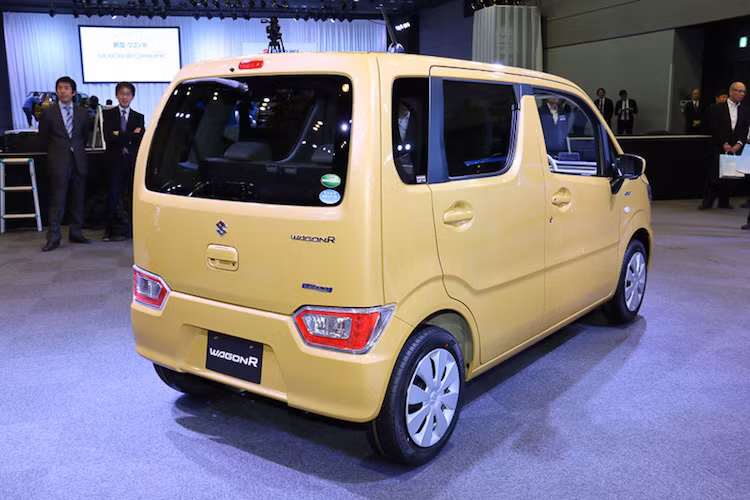 Tại Nhật Bản, Wagon R thế hệ mới sẽ được hãng xe Suzuki bán với giá từ 1,079 triệu tới 1,294 triệu Yen (tương đương 216 - 259 triệu đồng).