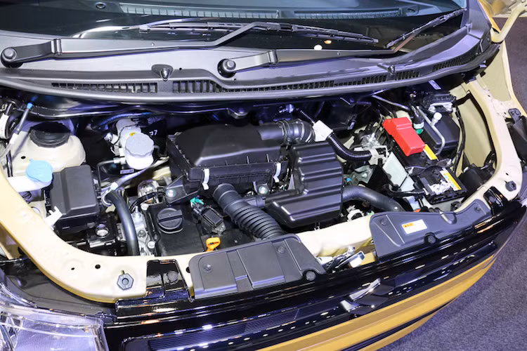 Wagon R thế hệ mới sẽ có tổng cộng 3 phiên bản động cơ, tất cả đều được trang bị hộp số tự động vô cấp CVT và hệ dẫn động cầu trước. Trong đó, phiên bản rẻ nhất của xe sẽ được trang bị động cơ xăng 3 xi-lanh 660 cc nạp khí tự nhiên với công suất tối đa chỉ 52 PS và mô-men xoắn cực đại 60 Nm.