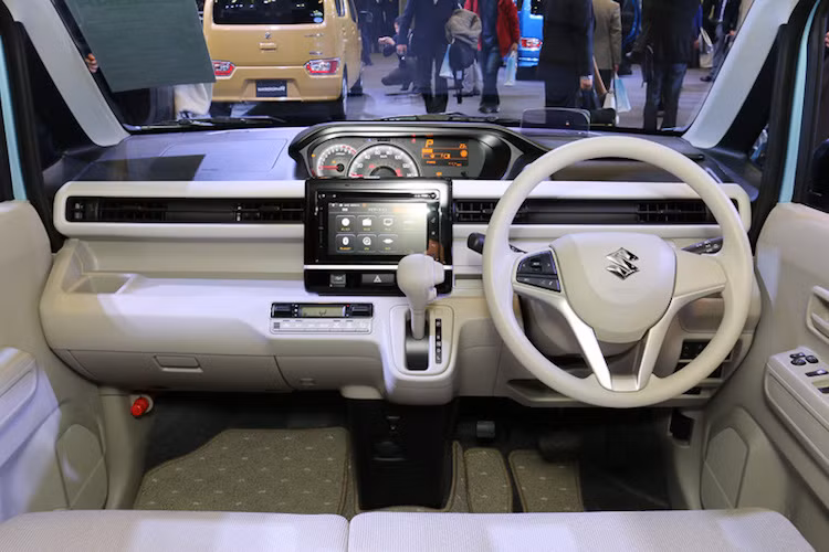 Tương tự như ngoại thất, nội thất của Wagon R thế hệ mới cũng sở hữu thiết kế vuông vức, với bảng táp-lô chia thành nhiều tầng. Dù là mẫu xe cỡ nhỏ nhưng Wagon R thế hệ mới vẫn có khá nhiều trang bị cao cấp như ghế trước có sưởi, hệ thống thông tin giải trí với màn hình 7 inch cảm ứng, vô-lăng đa chức năng bọc da và màn hình hiển thị trên kính HUD.