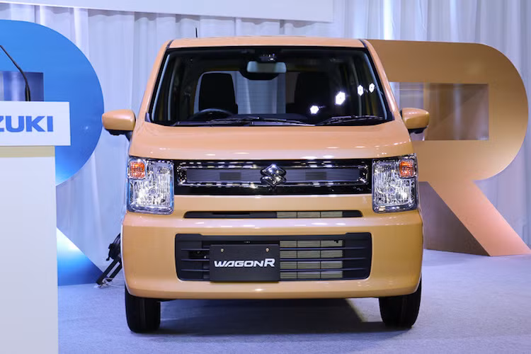 Với Wagon R 2017, Suzuki đã quay trở lại "phom" thân xe vuông vức như thế hệ đầu tiên, nhưng đã thiết kế lại chiếc xe theo phong cách hiện đại. Tùy từng phiên bản như bản thường, hybrid hay thể thao Stingray, Wagon R sẽ có tới 3 "bộ mặt" khác nhau. Phiên bản thường có đèn pha vuông vức và không có đèn LED trong khi 2 bản còn lại có kiểu dáng hiện đại hơn.