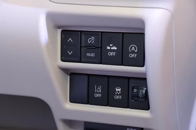 Các trang bị an toàn của Wagon R thế hệ mới cũng khá đầy đủ như hệ thống cảnh báo va chạm, phanh khẩn cấp, cân bằng điện tử, hỗ trợ giữ làn, giữ ga tự động thông minh...