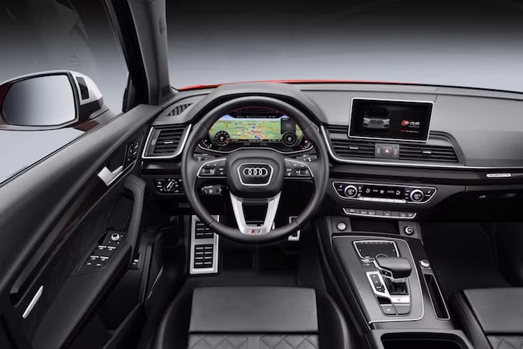 Ở bên trong nội thất, Audi SQ5 khác biệt với các phiên bản thường nhờ vô-lăng thể thao, các pedal bằng nhôm và ghế ngồi bọc da/alcantara chần chỉ đẹp mắt hơn. Bảng táp-lô của xe thiết kế hiện đại và tối giản theo phong cách như Audi TT. Nằm thẳng đứng trên bảng táp-lô là hệ thống thông tin giải trí 8,3 inch điều khiển qua touchpad. Bảng đồng hồ kỹ thuật số Virtual Cockpit cũng nằm trong danh sách tùy chọn của chiếc xe.