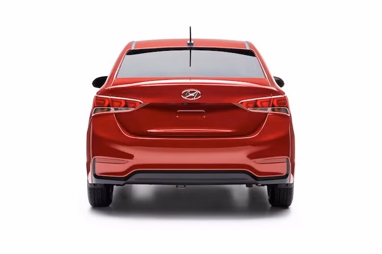 Ở phía sau, một lần nữa Accent lại chịu ảnh hưởng bởi "đàn anh" Elantra với cặp đèn hậu tách làm 3 khối LED đẹp mắt. Với những đường gân nổi tách rời, cản sau của xe thậm chí còn có ngoại hình thể thao hơn so với "đàn anh". Tùy phiên bản, Accent sẽ có mâm đúc 16 hoặc 17 inch.