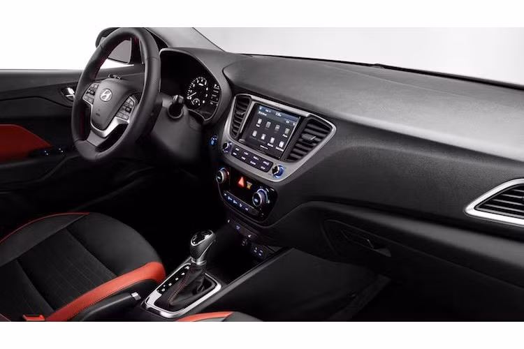 Ở bên trong nội thất, một lần nữa Accent thừa hưởng thiết kế của những mẫu Hyundai thế hệ mới trong thời gian gần đây như i20 hay Elantra. Phiên bản cao cấp của xe cũng được trang bị khá hấp dẫn với hệ thống thông tin giải trí màn hình cảm ứng 7 inch, kết nối smartphone qua Android Auto hay Apple CarPlay, điều khiển bằng giọng nói và điều hòa tự động.