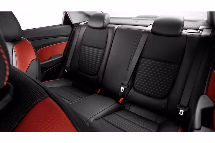 Các ghế ngồi trên xe được bọc kết hợp giữa vật liệu ni và giả da, trong khi đa số những chi tiết nhựa trong nội thất xe đều làm từ nhựa cứng, thể hiện mức giá rẻ của Accent. Về an toàn, chiếc xe được trang bị chassis cứng hơn, các túi khí trước và hai bên được nâng cấp cùng các trang bị như phanh khẩn cấp hay camera lùi.