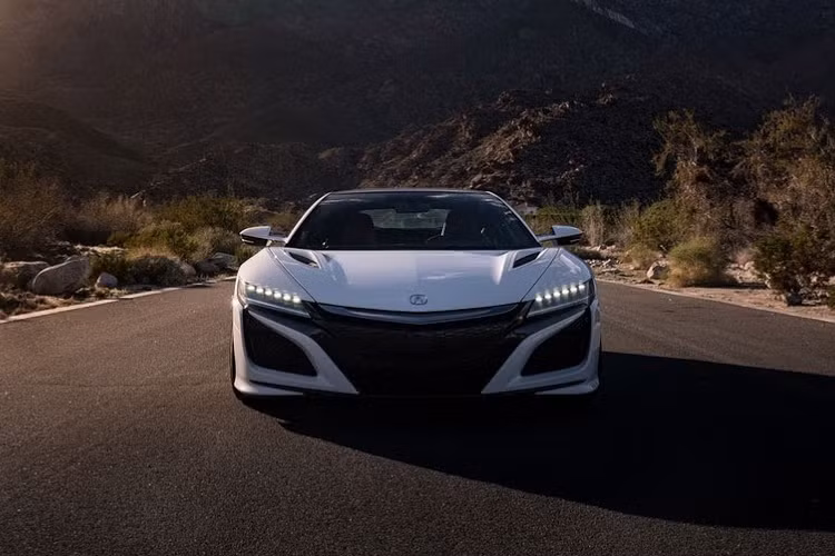 Chính thức được bán ra trong năm 2006, nhưng Honda đã mất tới hơn 4 năm để phát triển nên thế hệ NSX mới. Với thế hệ thứ 2, chiếc xe vẫn giữ nguyên cách bố trí động cơ đặt giữa, nhưng có thiết kế hiện đại và ấn tượng hơn hẳn so với thế hệ đầu tiên đã ra đời từ năm 1990 để cạnh tranh với các siêu xe như Audi R8 hay Lamborghini Huracan.