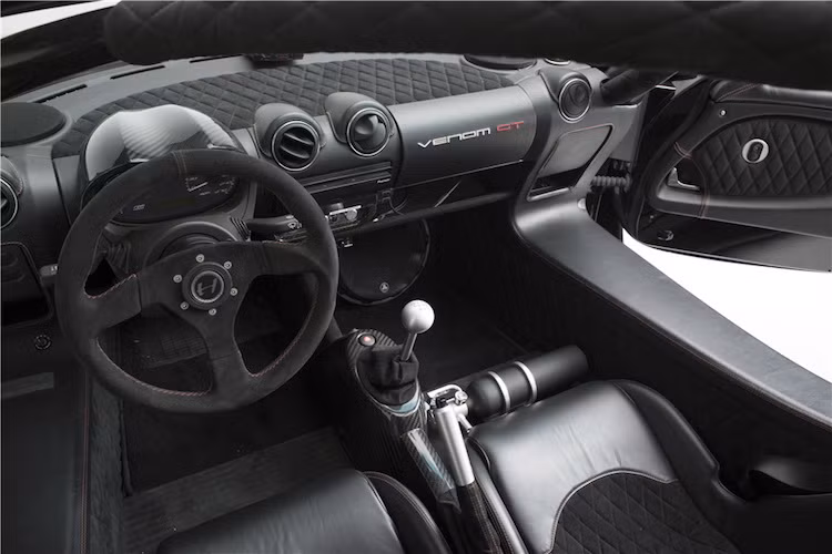 Tương tự như Lotus Exige, Venom GT Spyder cũng là một siêu xe hướng tới sự tối giản, khi nội thất của chiếc xe không có nhiều trang bị tiện nghi. Dù được bọc trong da cao cấp kết hợp với alcantara nhưng chiếc xe chỉ có dàn âm thanh đơn giản với đầu CD, bảng đồng hồ analog và thậm chí tay lái còn không có túi khí.