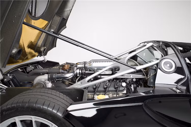 Cung cấp sức mạnh cho Venom GT Spyder tiếp tục là khối động cơ 7.0 V8 với tăng áp kép được phát triển từ loại máy LSX của GM, vốn được sử dụng cho mẫu xe thể thao Chevrolet Corvette. Hennessey đưa ra cho khách hàng mua xe 3 sự lựa chọn công suất khác nhau là 800, 1000 và 1200 mã lực; mọi phiên bản đều được trang bị số sàn 6 cấp.