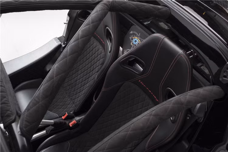 Có nội thất theo phong cách xe đua, cặp ghế ngồi trên Venom GT Spyder cũng sở hữu thiết kế thể thao và có sẵn 2 lỗ trên lưng để lắp dây đai an toàn 4 điểm. Từng thuộc sở hữu của Steven Tyler, chiếc Venom GT Spyder này có logo của ông được vẽ giữa 2 ghế ngồi.