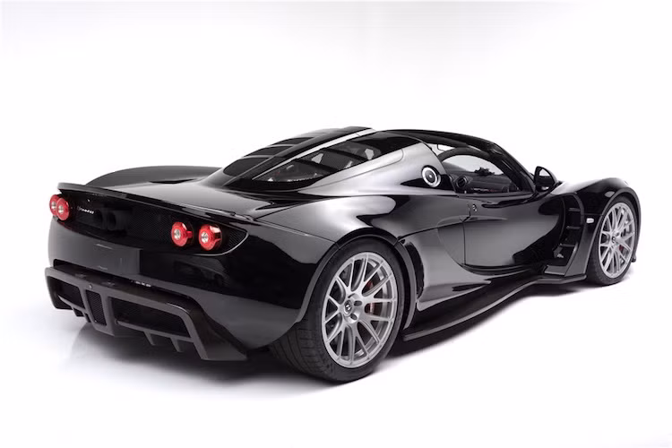 Ngoài điểm khác biệt trên, phần còn lại của Venom GT Spyder không có gì thay đổi so với phiên bản mui kín. Dựa trên cơ sở mẫu xe thể thao trọng lượng nhẹ Lotus Exige của Anh, tuy nhiên Hennessey đã "nới rộng" các kích thước, đồng thời thay đổi nhiều chi tiết trên thân của Exige để tạo ra dòng Venom GT.