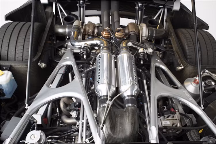 Đối với đời 2016, Venom GT Spyder còn tiếp tục được nâng công suất lên thành 1244 mã lực và mô-men xoắn cực đại 1566 Nm. Ở cấu hình này, chiếc xe chỉ mất 2,7 giây để đạt 0-100 km/h, 0-161 km/h chỉ trong 5,6 giâu và tốc độ tối đa 435 km/h.