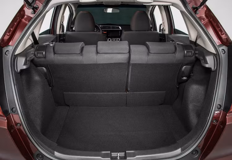 Hàng ghế sau của WR-V có khả năng gập lưng 60/40 và cũng có thể gập phẳng so với sàn xe, khiến không gian khoang hành lý của xe tăng lên khi cần chở các vật dụng cồng kềnh. Nếu không gập lưng, thể tích khoang hành lý của xe đạt 363 lít - ngang với Honda Fit.
