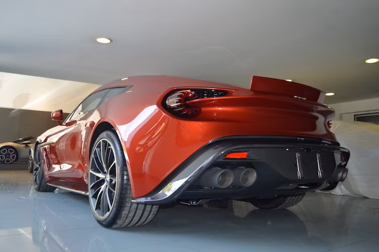 Được làm hoàn toàn từ sợi carbon, thân xe của Vanquish Zagato mang nhiều chi tiết thiết kế của những chiếc siêu xe Aston Martin mới gần đây như gương chiếu hậu giống siêu xe One-77, vòm bánh sau có gân đậm nét như DB11...