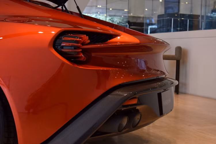 Phần đuôi của xe sở hữu cặp đèn hậu LED hiện đại giống như siêu xe "chạy trường" Vulcan, kèm theo 4 ống xả kép thể thao. Là một sản phẩm "cộp mác" Zagato, Vanquish Zagato cũng mang nhiều đặc trưng của hãng thiết kế Ý đã có từ đầu thập niên 50 như vòm mái với 2 gò nổi hay các cửa kính bên tương tự chiếc V12 Zagato trước đây