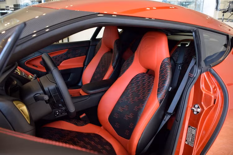 Mở những cánh cửa xe ra, người thăm quan sẽ được đón chào bởi nội thất với thiết kế không khác biệt so với Vanquish thường, nhưng được bọc da aniline, ốp sợi carbon. Trên ghế ngồi, phần vai, lưng, đệm và tựa đầu đã được dập nổi loạt logo chữ Z của Zagato để khẳng định sự đặc biệt của phiên bản này.