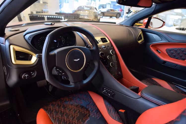 So với phiên bản concept, chiếc xe còn có thêm một số khác biệt trong nội thất như các núm vặn và ốp xung quanh các khe thoát điều hòa bằng vàng. Bảng táp-lô của xe cũng đã được ốp sợi carbon với hàng vân đều và đẹp mắt hơn. Cuối cùng, Vanquish Zagato còn có vành vô-lăng vát ở vị trí 3 và 9 giờ.