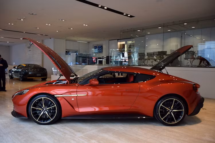 Tuy nhiên, nhờ một số cải tiến nhỏ, công suất của động cơ này đã tăng từ 568 mã lực lên thành 592 mã lực. Kèm theo thân xe nhẹ hơn, Vanquish Zagato có hiệu năng ấn tượng hơn Vanquish thường với thời gian tăng tốc từ 0-100 km/h chỉ trong 3,5 giây thay vì 3,8 giây.