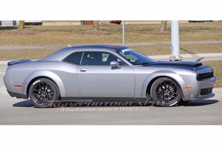 Sẽ chính thức xuất hiện tại triển lãm New York vào tháng 4, Dodge Challenger Demon khi xuất hiện sẽ chính thức trở thành mẫu xe "cơ bắp" nhanh nhất, mạnh mẽ nhất từng được sản xuất hàng loạt trong lịch sử, "đánh bại" các phiên bản Challenger và Charger Hellcat trước đó.