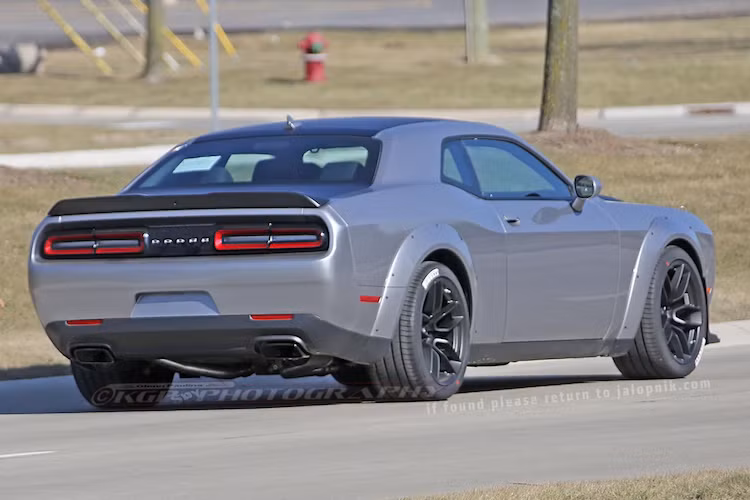 Về giá bán, chắc chắn Challenger Demon sẽ đắt hơn một chút so với mức khởi điểm 60.990 USD của Hellcat hiện tại. Tuy nhiên xe sẽ không thể đắt hơn con số 100.000 USD. "Siêu phẩm" xe cơ bắp này cũng sẽ xuất hiện trong phần phim mới nhất The Fate of the Furious, được công chiếu vào tháng 4 tới.