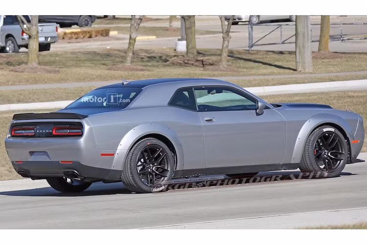 Nhờ có bộ chuyển mô-men xoắn mới, trục sau có tỉ số truyền 3,09 và hệ thống treo cơ điện tử được thiết kế dành cho đường đua drag, Challenger Demon hứa hẹn sẽ có thời gian tăng tốc từ 0-100 km/h tương đương với nhiều siêu xe hiện nay. Khách hàng mua xe sẽ được tặng kèm một hộp phụ kiện để biến Challenger Demon thành xe đua drag chuyên nghiệp nếu muốn.