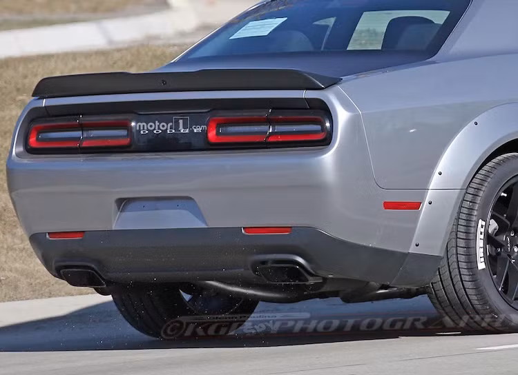 Trong khi đó, phần đuôi của Challenger Demon không có sự thay đổi so với Hellcat hiện tại. Bên trong nội thất, chiếc xe cũng sẽ chỉ có duy nhất ghế lái để "giảm cân", dù khách hàng có thể lắp thêm ghế nếu muốn. So với Hellcat, Demon nhẹ hơn tới 91 kg.