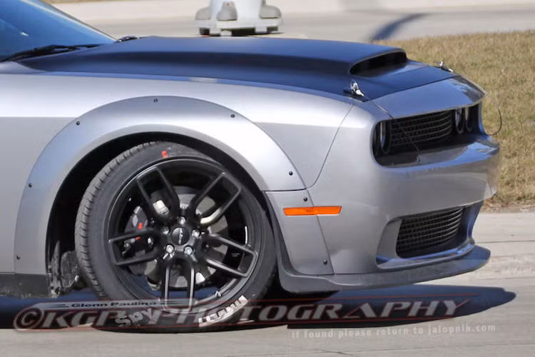 Để giảm trọng lượng, nắp ca-pô sẽ được cố định bằng chốt bắt bên ngoài. Với công suất cực lớn, Challenger Demon sẽ sở hữu mâm đúc 5 cánh bản rộng để có thể lắp được lốp lớn hơn. Điều này dẫn tới việc các vòm bánh xe sẽ được nới rộng bằng nẹp bắn đinh tán, tương tự phong cách quen thuộc của hãng bodykit Liberty Walk tới từ Nhật.