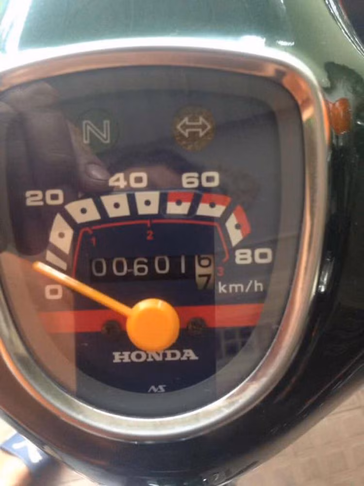 Tên gọi "Kim vàng giọt lệ" của đời Cub 81 xuất phát từ đồng hồ công-tơ-mét với kim màu vàng và đèn báo tốc độ cao ở cuối vạch chia có hình dạng như giọt nước. Dù đã sản xuất từ gần 30 năm trước nhưng chiếc xe này mới chỉ chạy 601 km.