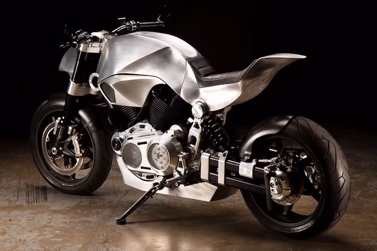 Một bộ khung phụ phía sau đã được xưởng tạo ra cho Hellcat X132 bằng công nghệ tiện CNC như xe nguyên bản, nhưng có kiểu dáng tự nhiên hơn. Phần đuôi xe cũng được tạo hình thủ công bằng tay, phía trên là chiếc yên bọc da cao hơn xe nguyên bản một chút, với phần phía sau hơi cong nhẹ để giữ người lái chắc trên yên ở tốc độ cao.