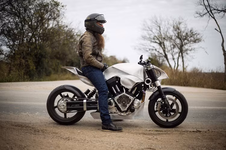 Vành lốp, hệ thống phuộc, gắp sau, động cơ và phanh của Hellcat X432 nguyên bản đã được giữ nguyên. Nằm bên dưới động cơ, hệ thống xả nguyên bản của Hellcat đã được bao kín bởi "mỏ cày" bằng nhôm, tạo cảm giác như chiếc xe không có pô và khiến kiểu dáng của xe trở nên gọn gàng hơn.