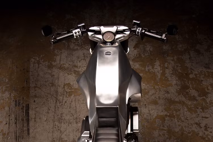 Phần thân xe nguyên bản của Hellcat X132 đã được hãng độ Revival loại bỏ, thay vào đó là bộ vỏ mới làm từ nhôm đánh bóng, trong khi tư thế ngồi của xe đã được hiệu chỉnh lại để trở nên thoải mái hơn chiếc xe gốc. Thay vì tay lái dạng clip-on, Revival đã sử dụng ghi-đông cao dạng naked bike và thay bảng đồng hồ tối giản của Motogadget, trong khi tái sử dụng bộ cùm từ Hellcat nguyên bản.