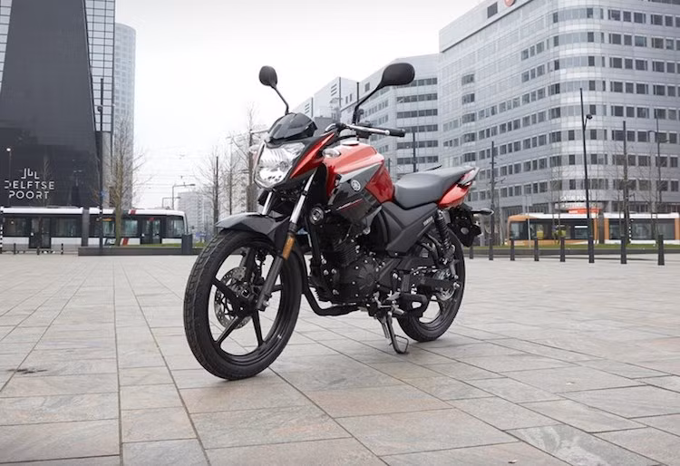 Vừa được ra mắt tại thị trường Anh, mẫu naked bike phân khối nhỏ Yamaha YS125 mới là "hậu duệ" của chiếc YBR125 trước đây. Tại châu Âu, YBR125 là một dòng xe khá thành công khi Yamaha đã bán được tới hơn 150.000 chiếc trong 10 năm qua. Tuy nhiên hãng đã buộc phải ngừng sản xuất dòng xe này do không đạt chuẩn khí thải Euro 4.