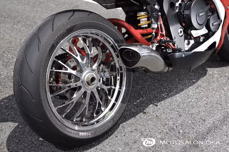 Thành công của Suzuki GSX-R600 có được là nhờ thiết kế hấp dẫn nhưng không quá "nổi loạn" cùng khối động cơ 4 xi-lanh thẳng hàng 599 cc DOHC làm mát bằng dung dịch, có công suất tối đa 124 mã lực. Trên bản độ này, động cơ của xe được giữ nguyên kết cấu nhưng có công suất mạnh hơn nhờ hệ thống xả "hàng thửa" và ECU PC5. Bưởng máy của xe được bảo vệ bởi ốp lốc nồi GB Racing.