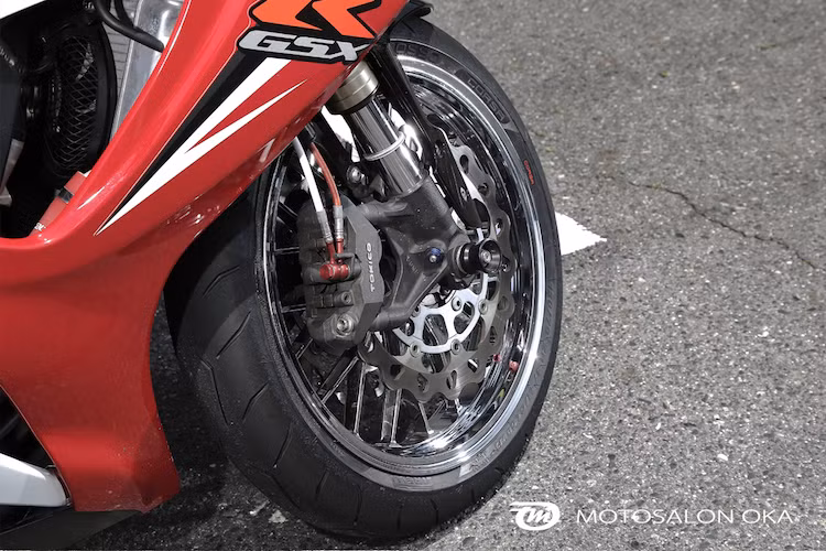 Trong đó, điểm nhấn đặc biệt nhất của bản độ này là cặp mâm "hàng độc" bằng hợp kim nhôm CNC của hãng PVM tới từ Đức. Không chỉ có thiết kế 10 cánh chữ Y độc đáo, bộ mâm này còn được Motosalon mạ chrome bóng lộn. Phuộc trước Showa và hệ thống phanh trước Tokico của xe không có thay đổi.