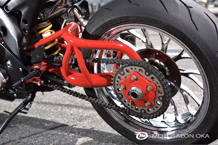 Đặc biệt, "dàn chân" sau của xe đã được độ hoàn toàn từ gắp đơn thành gắp đôi nhờ có bộ gắp bằng thép ống chắc chắn của hãng Gregg's Customs tới từ Mỹ. Kết hợp với gắp đơn là mâm PVM vốn dành cho các dòng xe Ducati 1 gắp. Cả lốp trước và sau xe đều là loại Pirelli Diablo Rosso Corsa với độ bám đường cao.
