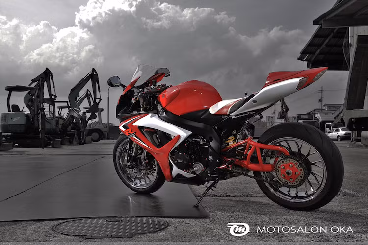 Có kiểu dáng không thay đổi so với chiếc GSX-R600 nguyên bản nhưng bản độ của Motosalon vẫn cực kỳ bắt mắt và nổi bật với cặp mâm PVM chrome và gắp đơn.