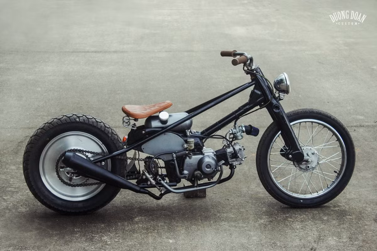 Không bằng lòng với kiểu dáng nguyên bản của Super Cub, xưởng độ DuongDoan Design tại Hà Nội đã tạo ra một bản độ cực "triệt để" khi thay đổi hoàn toàn kết cấu của chiếc xe, tạo nên kiểu dáng bobber hardtail đầy "chất chơi".