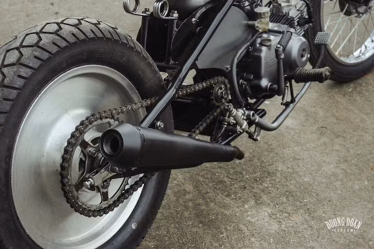 Khối động cơ nguyên bản của chiếc Cub được giữ nguyên, nhưng truyền sức mạnh xuống bánh sau qua bộ nhông sên đĩa đặt ngược bên phải, trong khi bên trái xe là hệ thống phanh đĩa sau. Vành phía sau có dạng đặc, được tiện từ một khối nhôm.