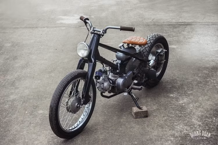 Với gần 100 triệu chiếc được bán ra kể từ khi ra mắt lần đầu, Honda Super Cub hiện đang là chiếc xe máy phổ biến nhất Thế giới. Với sự phổ biến của mình, Honda Super Cub cũng được rất nhiều người chơi trên Thế giới ưa chuông và độ lại. Tuy nhiên tại Việt Nam, những bản độ can thiệp hoàn toàn tới kết cấu của chiếc xe vẫn còn khá ít.