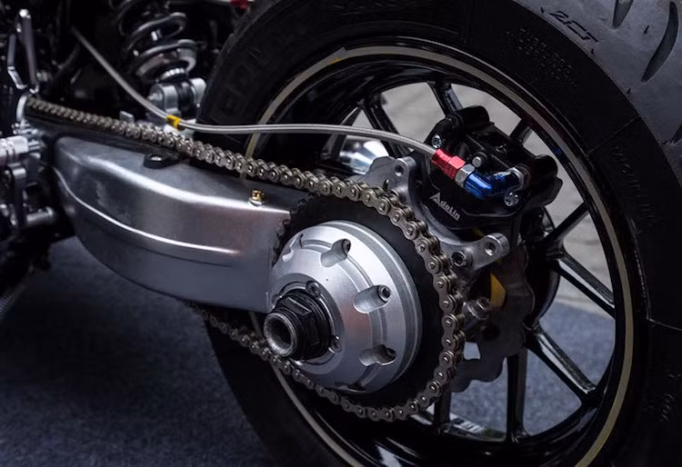 Đặc biệt, thay vì gắp đôi, chiếc xe đã được độ thành gắp đơn với bộ kit của một hãng THái Lan. Bên cạnh việc độ gắp, Storm cũng đã nâng cấp phuộc và phanh phía sau của MSX125 bằng các phụ tùng "nội địa" như phuộc G@zi và heo Adelin.