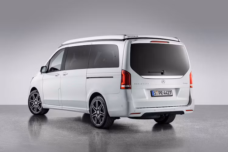 Về thiết kế, Mercedes V-Class Marco Polo Horizon không có sự khác biệt so với các phiên bản V-Class khác. Tuân thủ theo ngôn ngữ thiết kế Sensual Purity, chiếc xe cũng được hãng tạo hình cản trước, lưới tản nhiệt và cụm đèn pha tương tự những dòng xe du lịch khác hiện tại. Tuy nhiên, điểm đặc biệt của chiếc xe nằm ở bộ mui có thể mở lật lên.