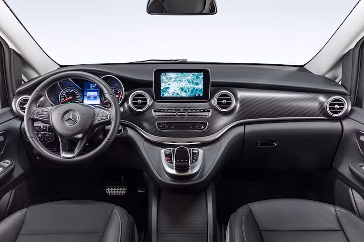 Bên trong nội thất, V-Class Marco Polo Horizon "sang chảnh" không kém gì các dòng sedan Mercedes. Nằm trước mặt người lái là vô-lăng đa chức năng như những dòng xe con Mercedes, bên cạnh là hệ thống thông tin giải trí COMAND Online. Các chi tiết ốp trang trí trên phiên bản này được làm từ sợi carbon với bề mặt sơn bóng mờ.