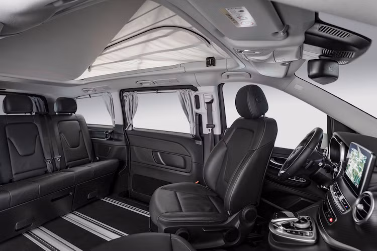 Ngoài cấu hình tiêu chuẩn 2 ghế trước/3 ghế sau, Mercedes cũng đưa ra rất nhiều tùy chọn ghế ngồi cho V-Class Marco Polo Horizon bao gồm 2 ghế trước/4 ghế sau, 2 ghế ở hàng thứ 2/3 ghế ở hàng 3 và ghế băng cho tất cả các hàng ghế ở phía dưới, nâng tổng số chỗ ngồi của chiếc xe lên con số 8. Giống nhiều phiên bản V-Class khác, các ghế ngồi của xe cũng có khả năng sắp xếp linh hoạt.