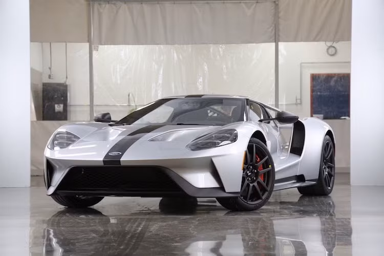 Bên cạnh việc giảm trọng lượng, hệ động lực của Ford GT Competition Series không có gì khác biệt so với phiên bản thường. Nằm phía sau khoang lái là khối động cơ V6 3.5l EcoBoost tăng áp kép để đem tới công suất tối đa 647 mã lực cùng mô-men xoắn cực đại 745 Nm.