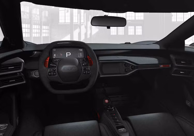 Tiếp tục giảm trọng lượng bên trong nội thất, Ford đã tháo bỏ hoàn toàn các tiện nghi bên trong xe như điều hòa, hệ thống thông tin giải trí, dàn âm thanh, các khay chứa đồ và thậm chí là cả khay để cốc. Trong khi đó, bảng táp-lô và ốp cửa đã được làm từ sợi carbon và không được sơn phủ.